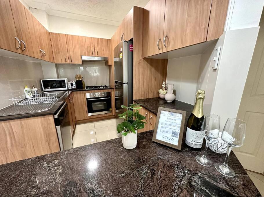 Modern Charm Apt With Outdoor Space And Parking