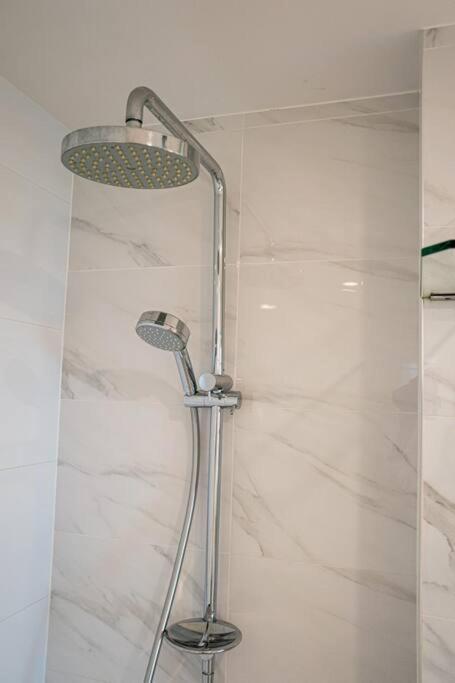 L19 Spacious Apt, Wi-fi, Parking By Stylish Apartment *