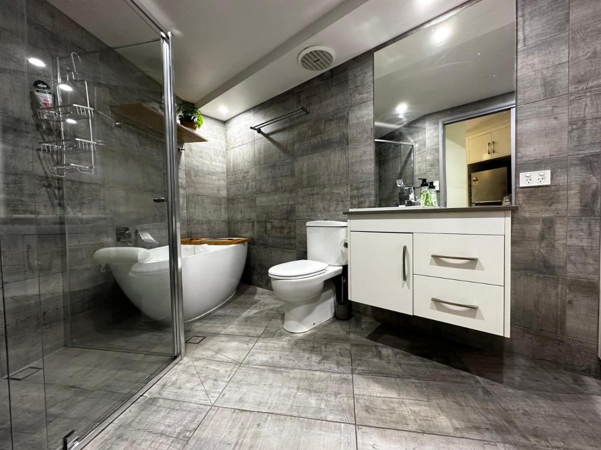 Central, Leafy & Modern 3-bedroom Apartment Brisbane