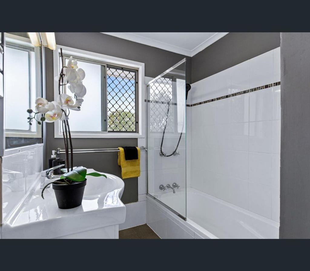 Cheerful Upstairs 3 Bedroom W Free Parking Brisbane