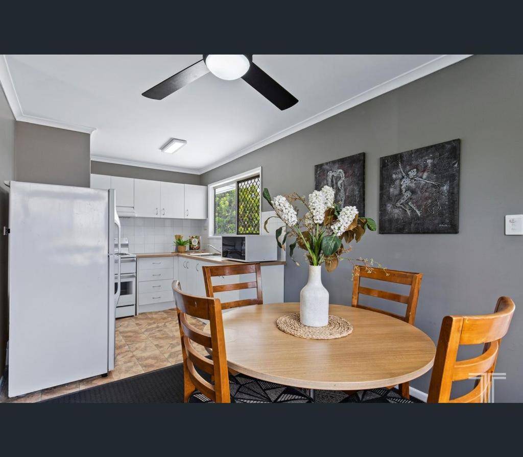 Cheerful Upstairs 3 Bedroom W Free Parking Holiday home Brisbane