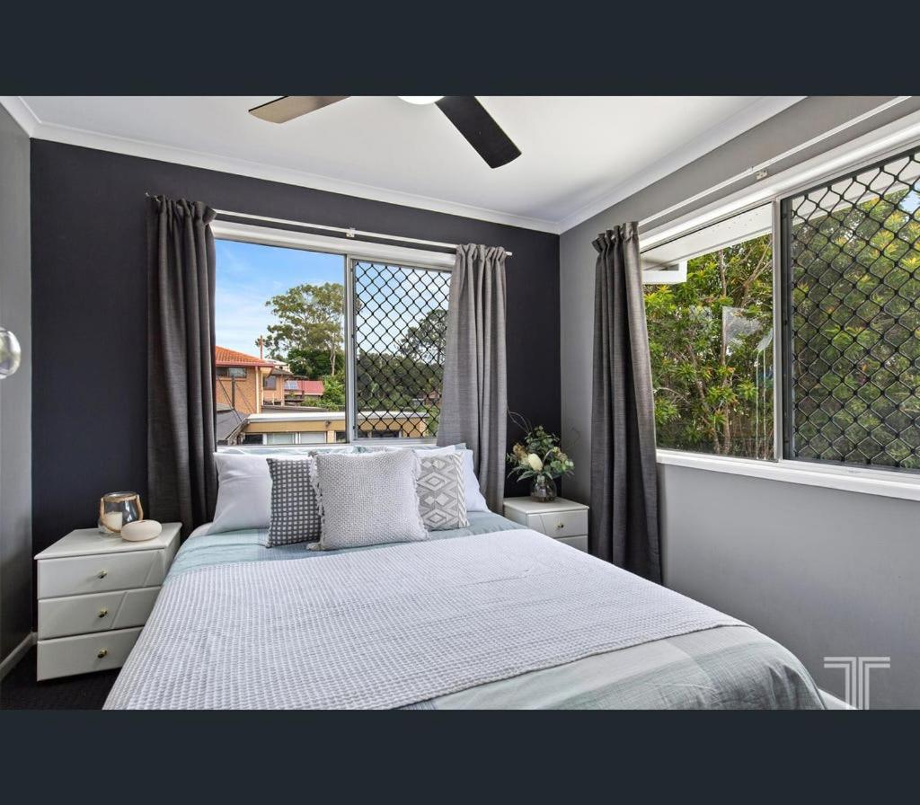 Cheerful Upstairs 3 Bedroom W Free Parking *
