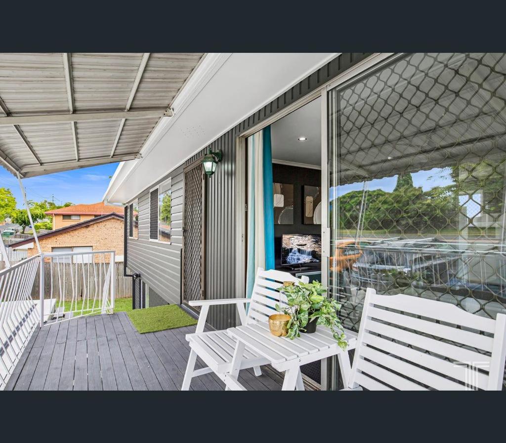 Holiday home Cheerful Upstairs 3 Bedroom W Free Parking *