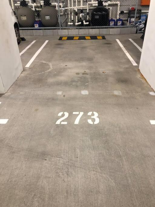 Prime Position 1. 5 Bedroom W/ View/ Parking / Roof Pool Apartment Brisbane