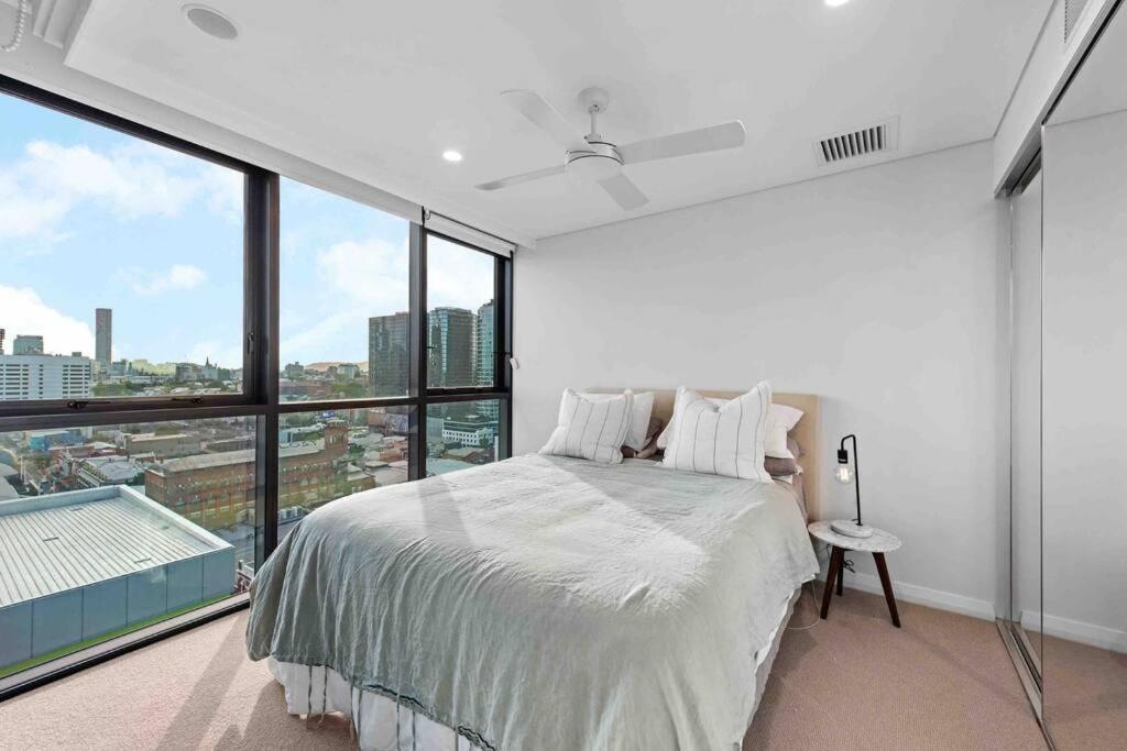 Prime Position 1. 5 Bedroom W/ View/ Parking / Roof Pool Apartment Brisbane
