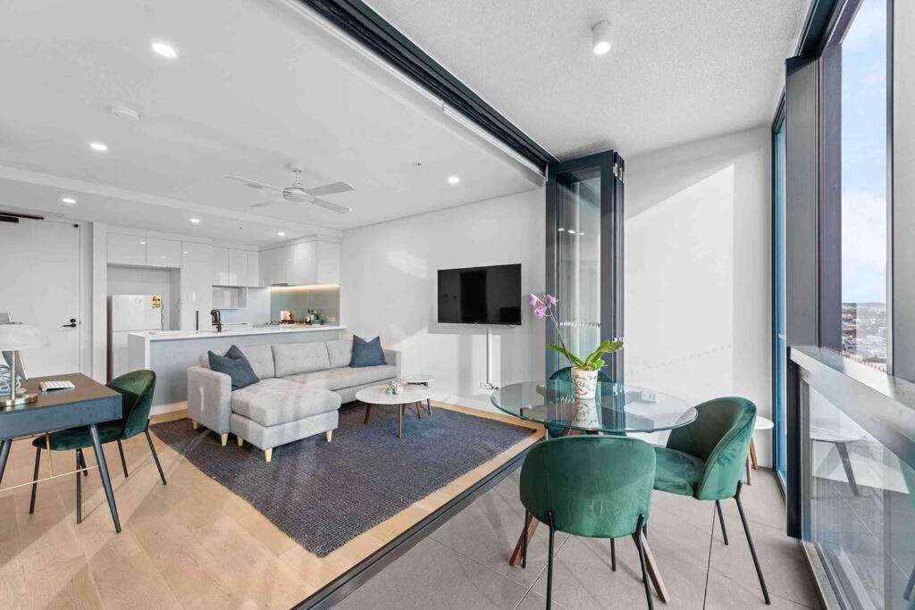 Prime Position 1. 5 Bedroom W/ View/ Parking / Roof Pool Apartment *