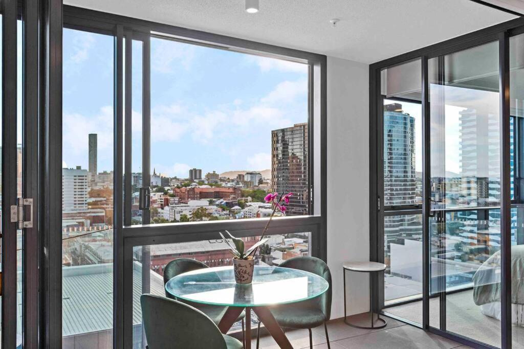 Prime Position 1. 5 Bedroom W/ View/ Parking / Roof Pool Apartment Brisbane