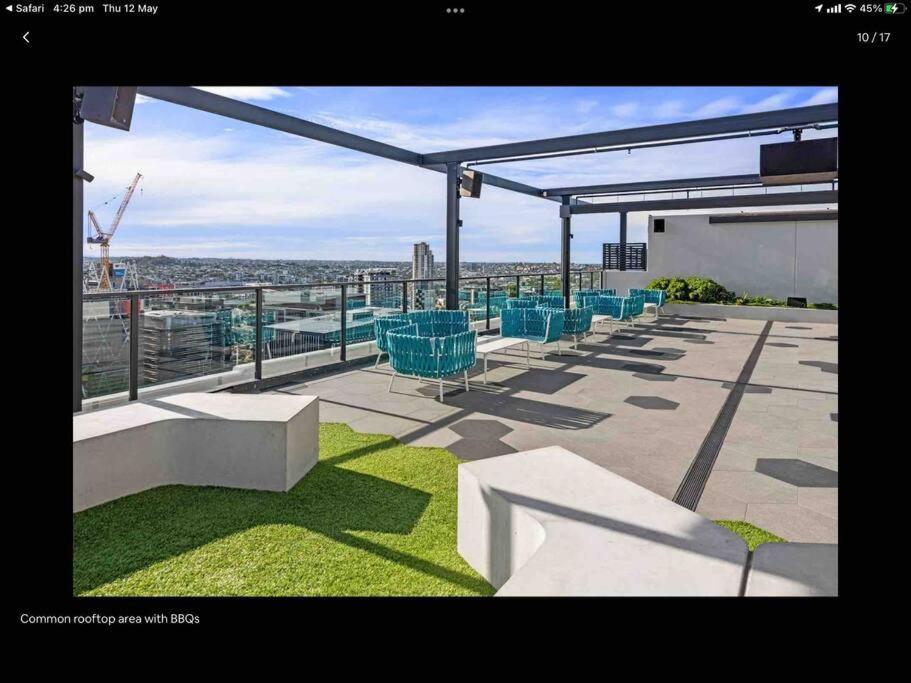 Prime Position 1. 5 Bedroom W/ View/ Parking / Roof Pool Apartment *