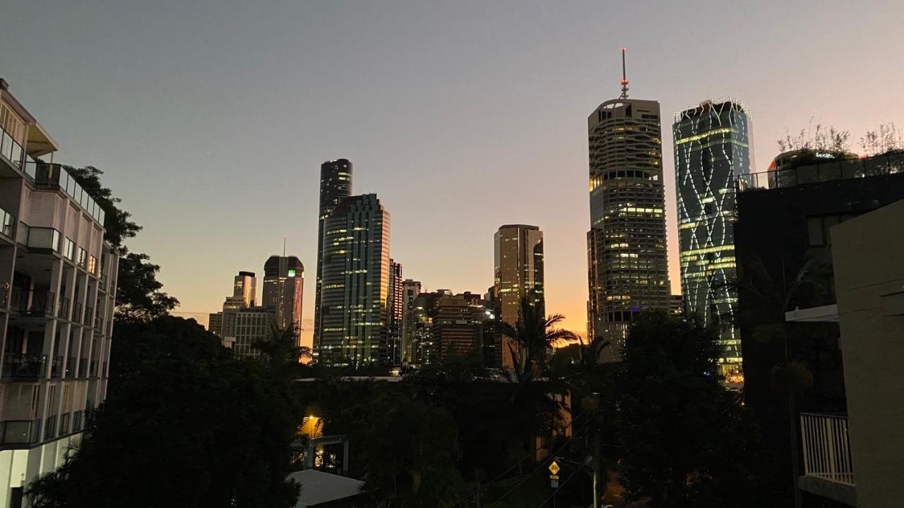Central, Leafy & Modern 3-bedroom Apartment *