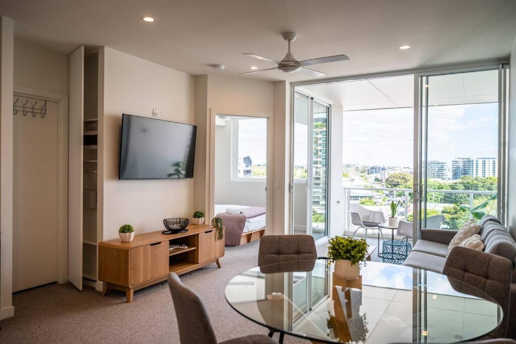 Apartment Modern 1-br Apt With Pool Access *