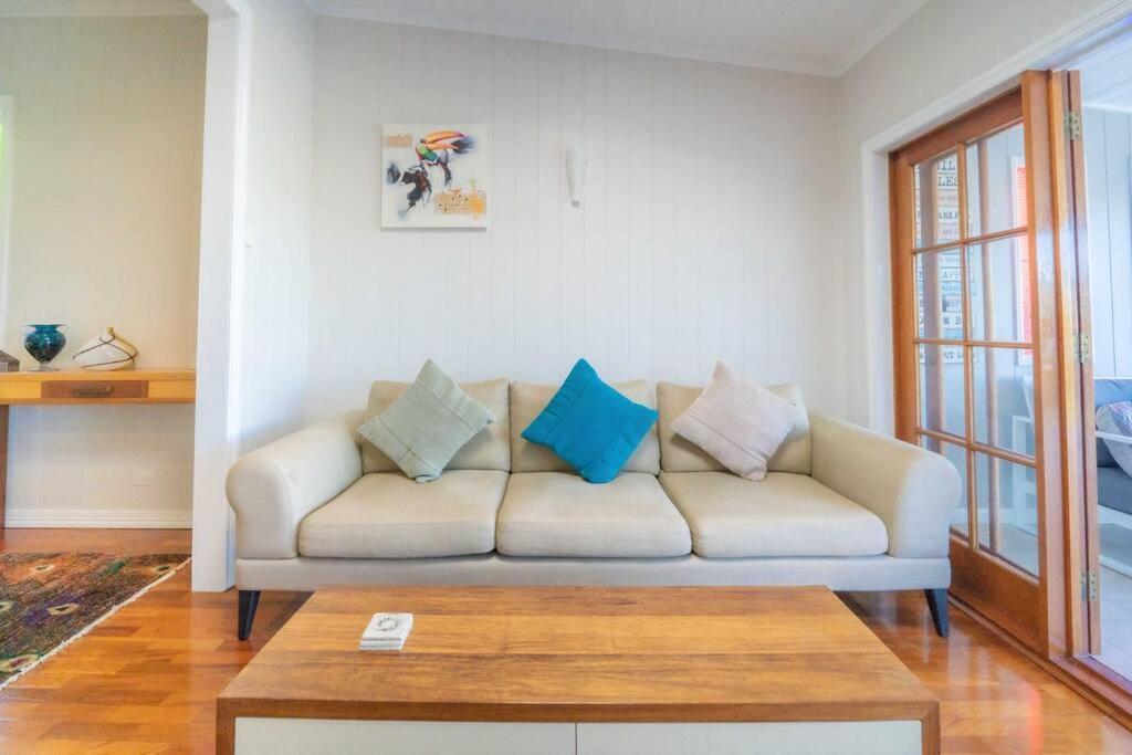 West End Luxury 4b3b W Parking And Pod Music System M9 Holiday home Brisbane