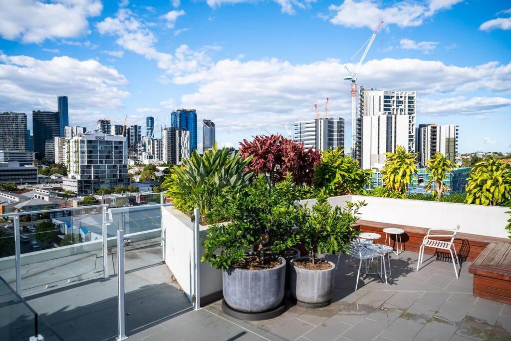 Modern 1-br Apt With Pool Access Apartment