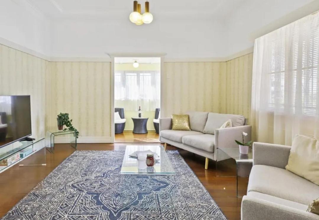Spacious Close To Cbd And Airport Holiday home *