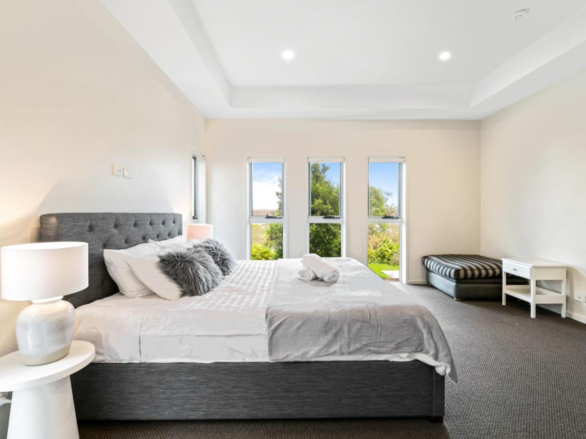 Luxury Hilltop Brand-new 5bd *