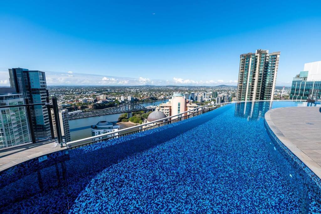 Luxurious 2br With Infinity Pool Apartment *