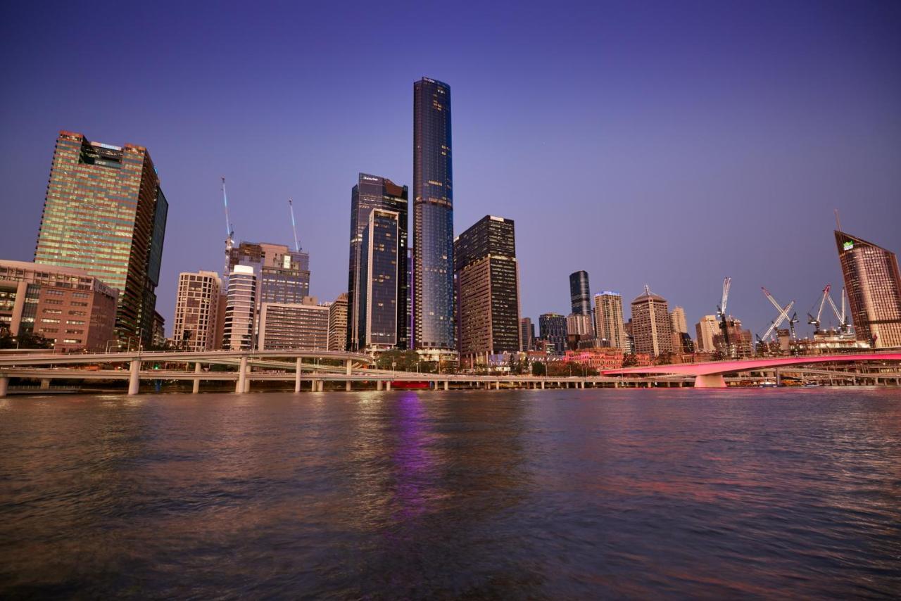 Riverfront Panorama With 2 Kings, Fireworks & Parking Apartment Brisbane