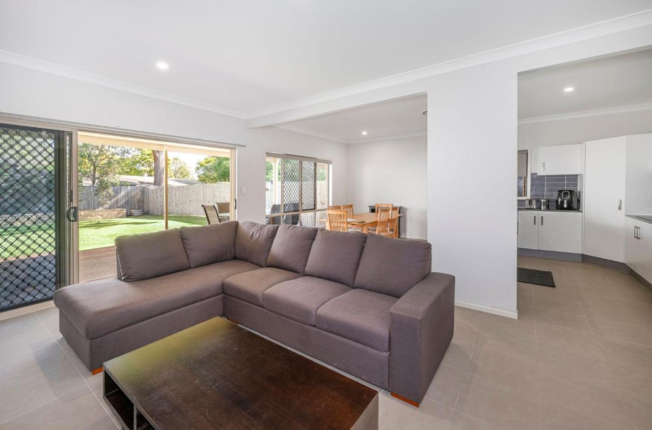Large House 7 Mins From Airport Brisbane