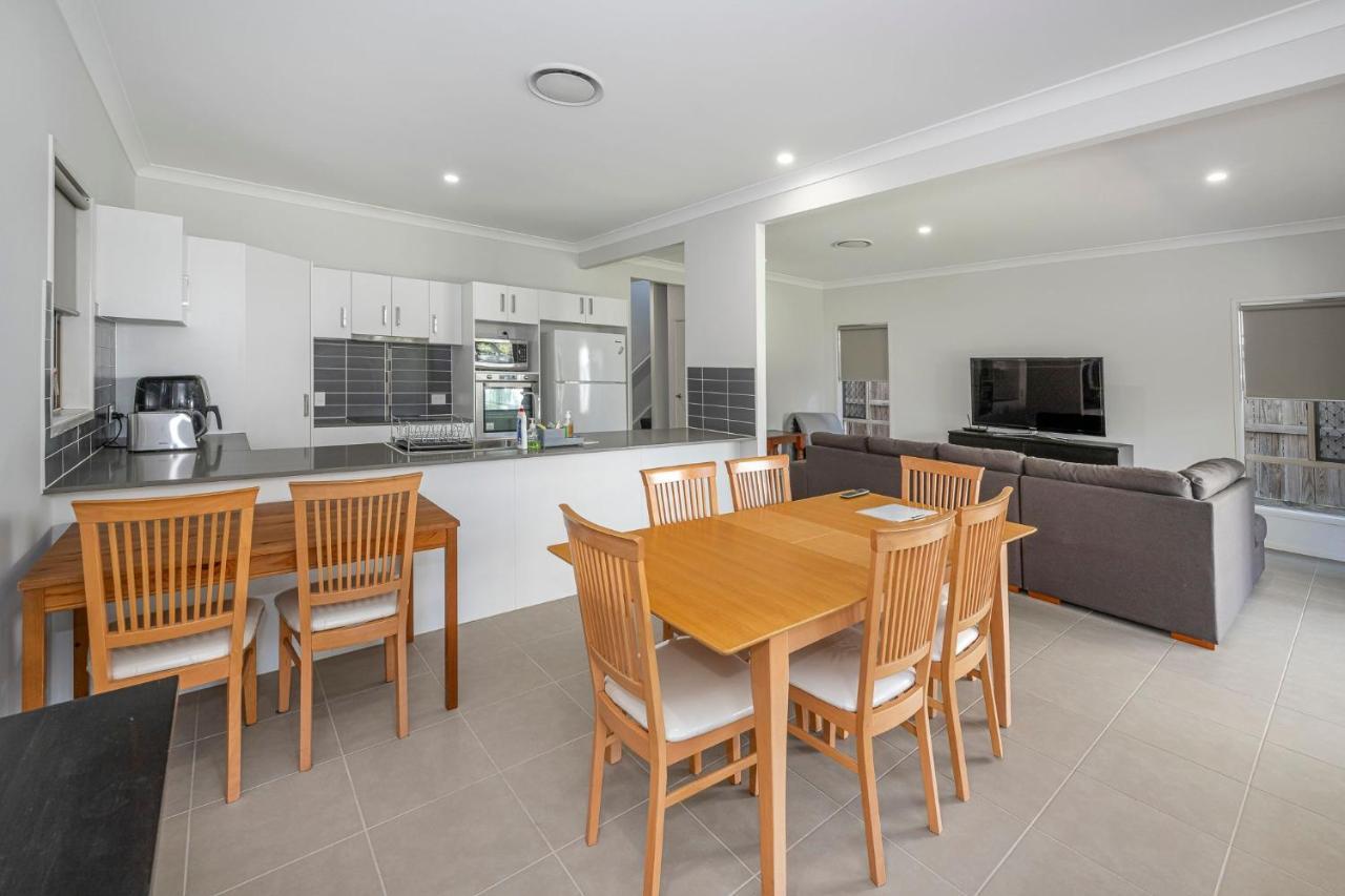 Large House 7 Mins From Airport * Brisbane