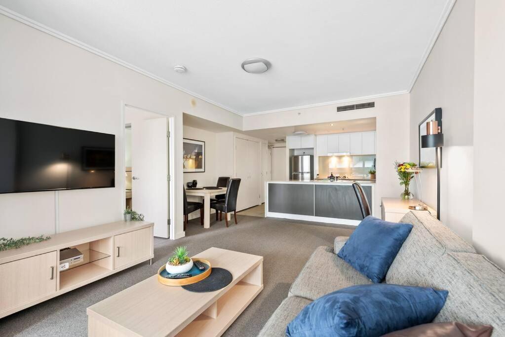 Apartment Heart Of The Cbd ~ 1bed/1bath/balcony/free Parking *