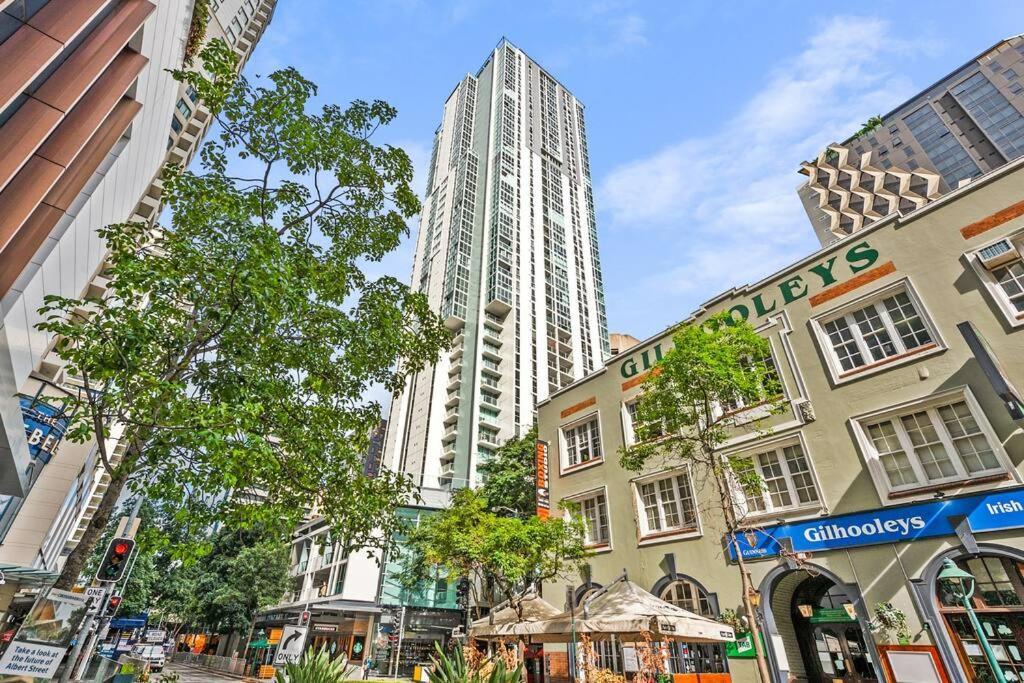 Heart Of The Cbd ~ 1bed/1bath/balcony/free Parking *