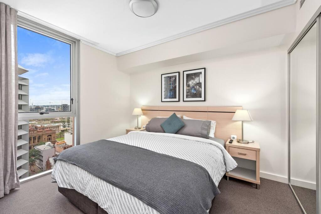 Heart Of The Cbd ~ 1bed/1bath/balcony/free Parking