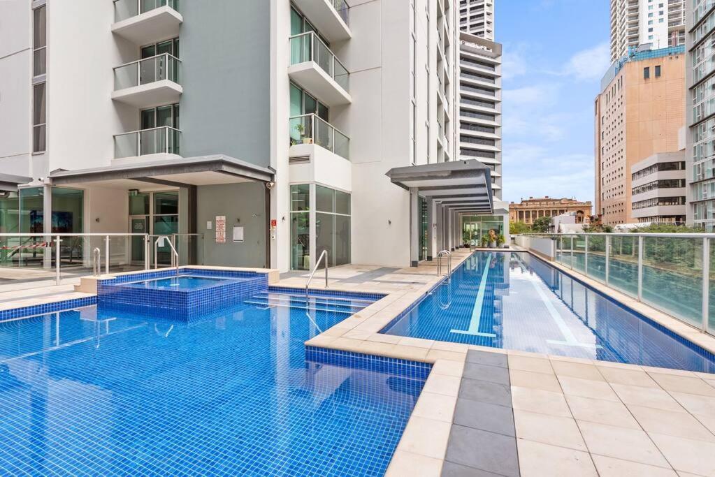 Heart Of The Cbd ~ 1bed/1bath/balcony/free Parking Apartment *