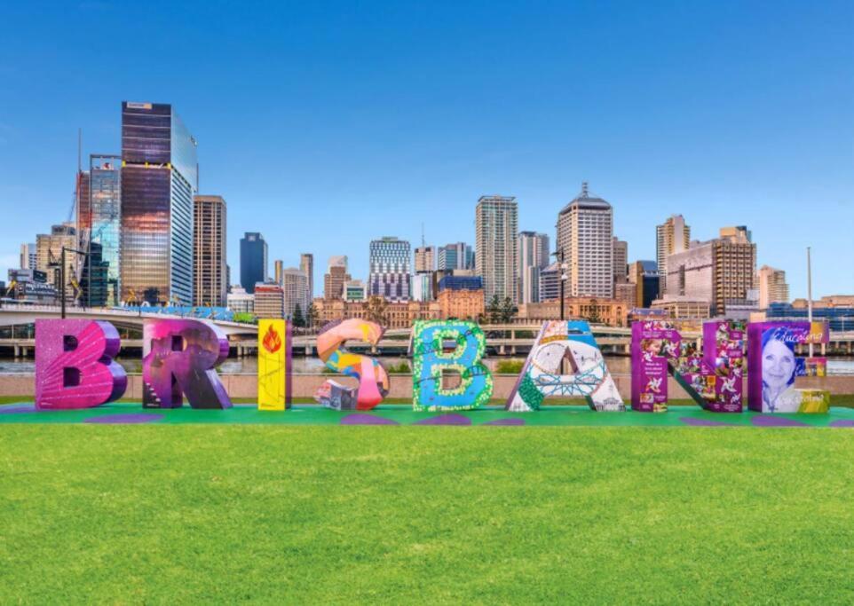 Heart Of The Cbd ~ 1bed/1bath/balcony/free Parking Apartment