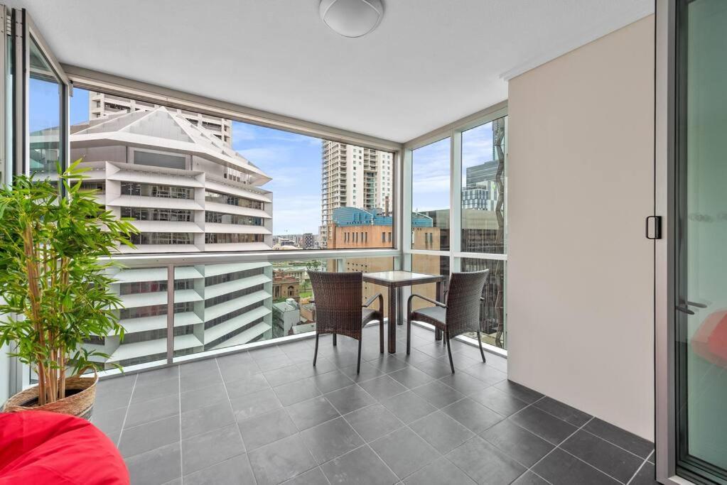 Apartment Heart Of The Cbd ~ 1bed/1bath/balcony/free Parking *
