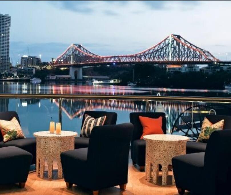Heart Of The Cbd ~ 1bed/1bath/balcony/free Parking *