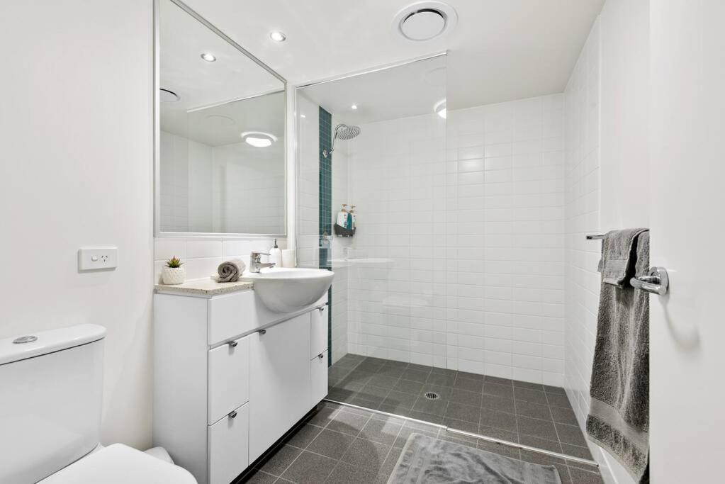 Apartment Heart Of The Cbd ~ 1bed/1bath/balcony/free Parking