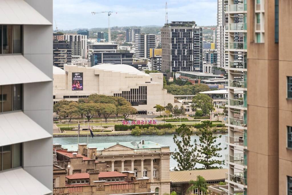 Heart Of The Cbd ~ 1bed/1bath/balcony/free Parking * Brisbane