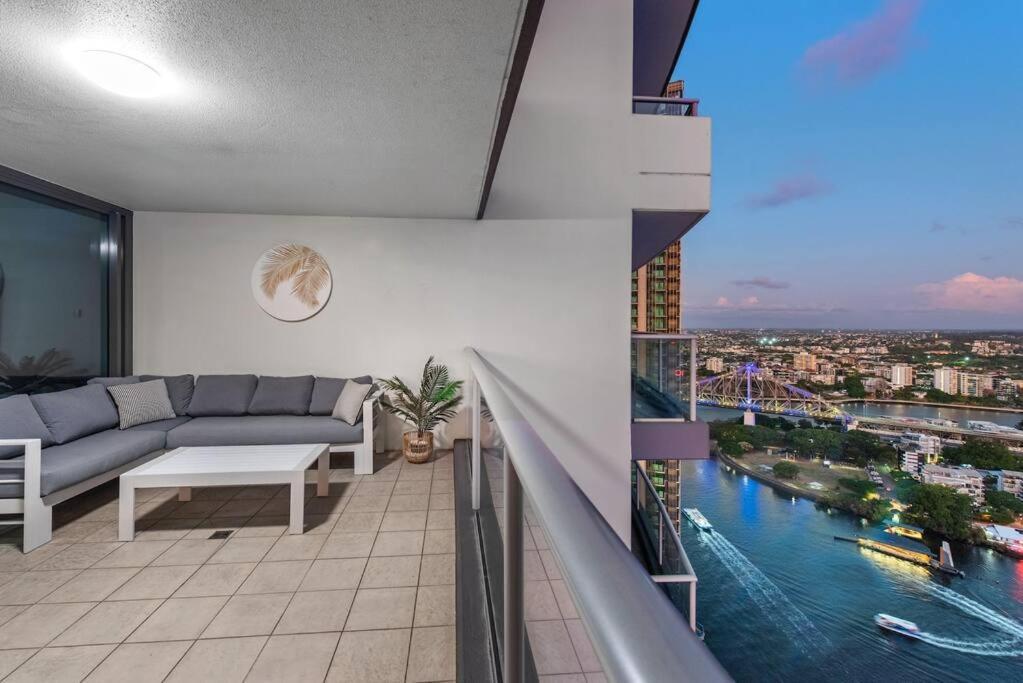 Breathtaking! 2bed/2bath/1car/pool ~ Cbd Apartment *