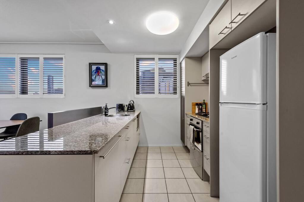 Breathtaking! 2bed/2bath/1car/pool ~ Cbd * Brisbane
