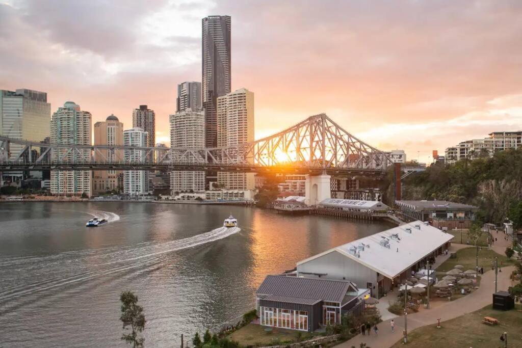 Apartment Breathtaking! 2bed/2bath/1car/pool ~ Cbd Brisbane