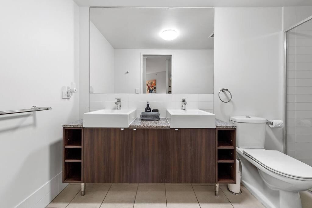 Apartment Breathtaking! 2bed/2bath/1car/pool ~ Cbd Brisbane