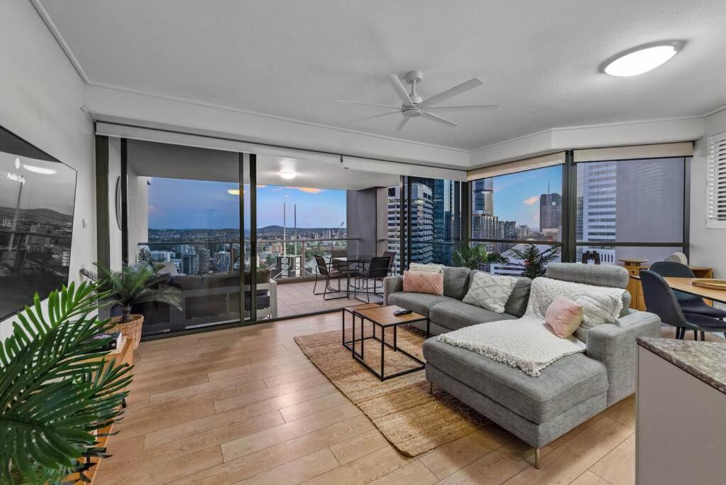Breathtaking! 2bed/2bath/1car/pool ~ Cbd Apartment Brisbane