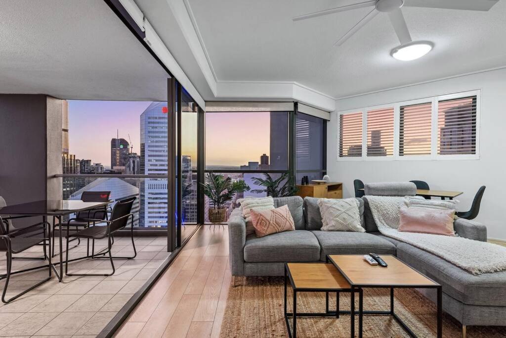 Breathtaking! 2bed/2bath/1car/pool ~ Cbd * Brisbane
