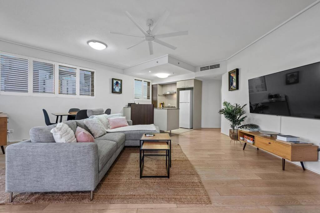 Breathtaking! 2bed/2bath/1car/pool ~ Cbd Apartment