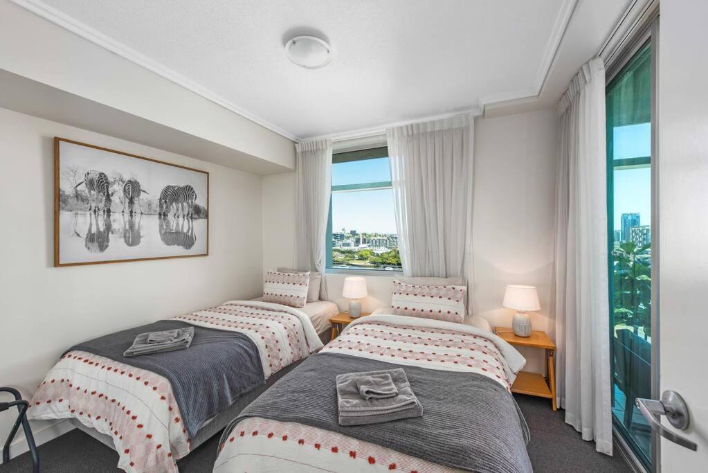 Dress Circle! 2bed/2bath/1car/amazing Views ~ Cbd