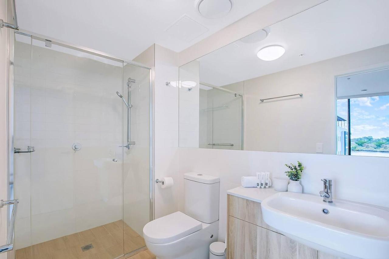 'riverfront Flow' Poolside And Portside In Hamilton Apartment *