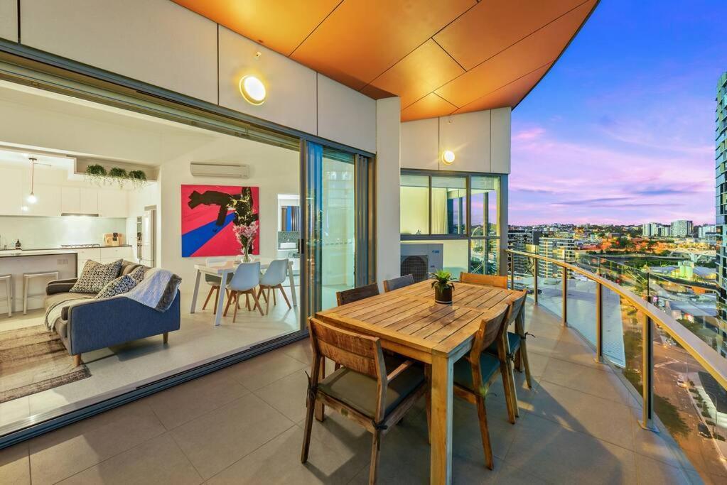 View From The ~ 2bed, 2bath, 2parking, Balcony Brisbane