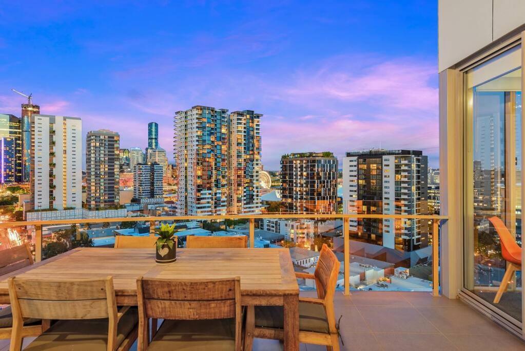 View From The ~ 2bed, 2bath, 2parking, Balcony *