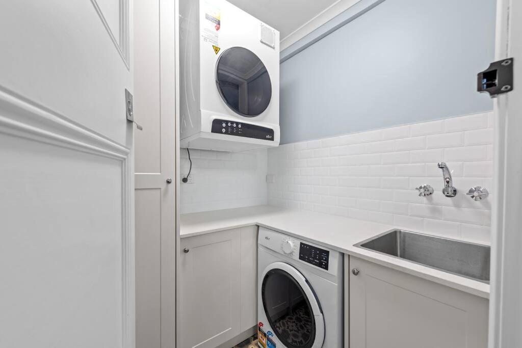 The Lounge! 2 Bed/1 Bath/1 Car ~ New Farm Apartment Brisbane