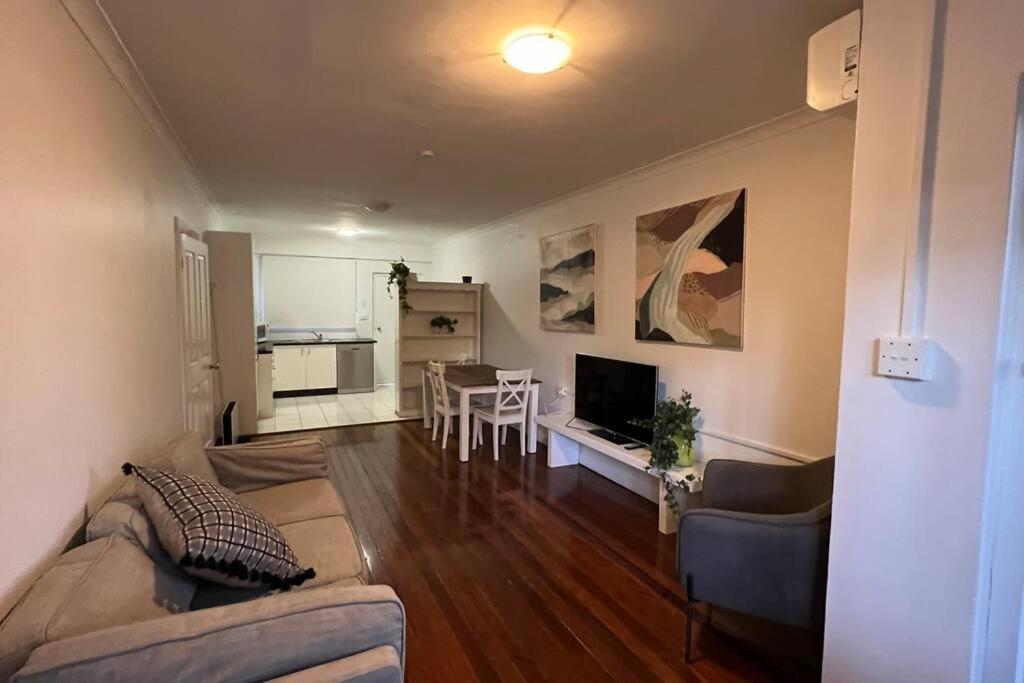 Apartment Paddington Pad With Back Deck And Free Car Space Close To Suncorp Brisbane