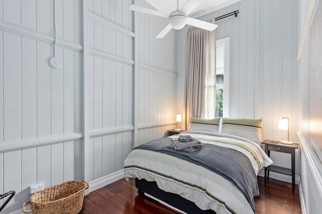 The Lounge! 2 Bed/1 Bath/1 Car ~ New Farm Apartment