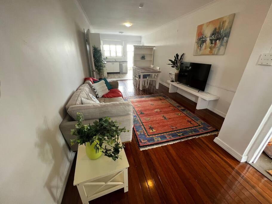 Apartment Paddington Pad With Back Deck And Free Car Space Close To Suncorp Brisbane