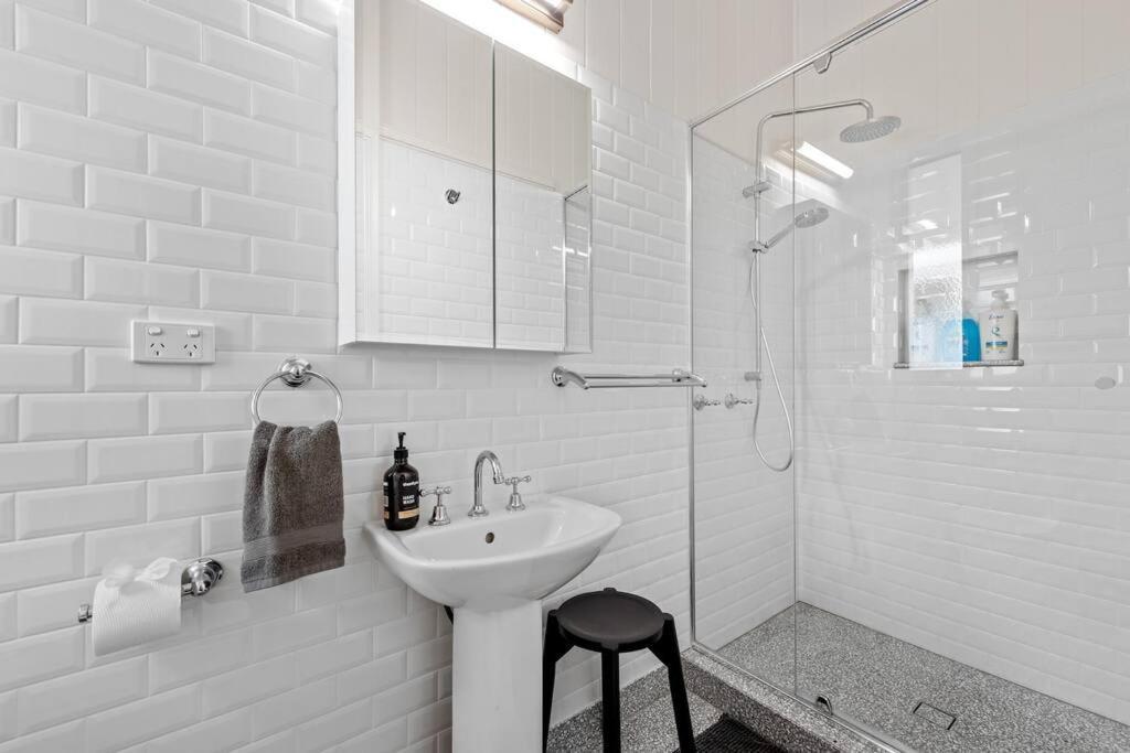 The Office! 1 Bed/1 Bath ~ New Farm Apartment *