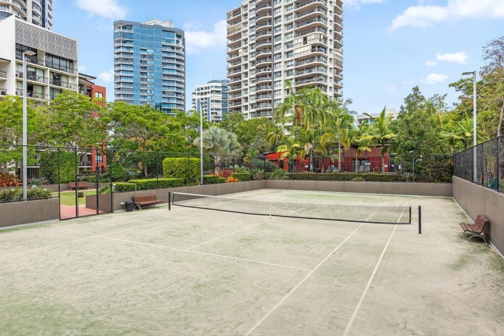 Pad ~ 1bed/1bath/balcony/1car ~ 10 Mins Cbd Apartment