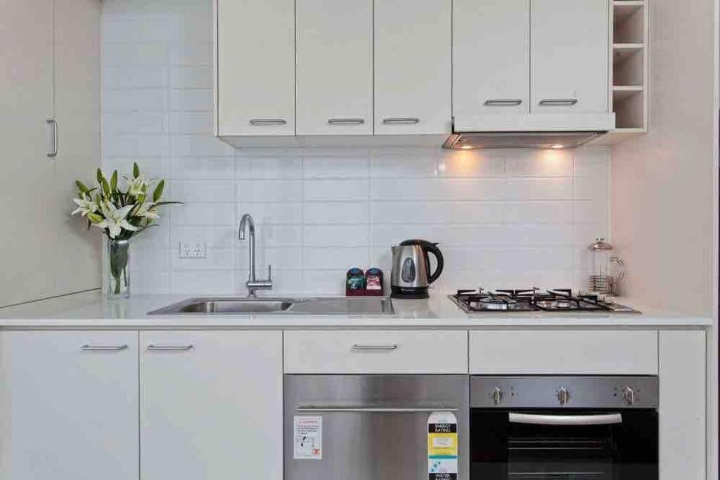 Central Cbd Studio, Balcony, Pool, Gym, Sauna Apartment *