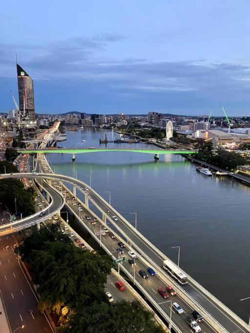 Spectacular River View Apartment Brisbane